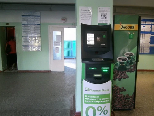 Терминал самообслуживания и кофеавтомат в холле поликлиники